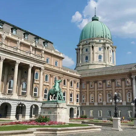 Ikonik Parlament Hotel