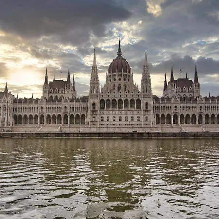 Hotel Ikonik Parlament