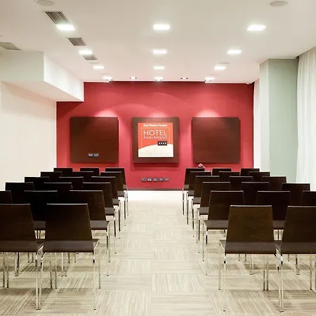 Ikonik Parlament מלון 4*