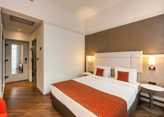 Ikonik Parlament Hotel 4*