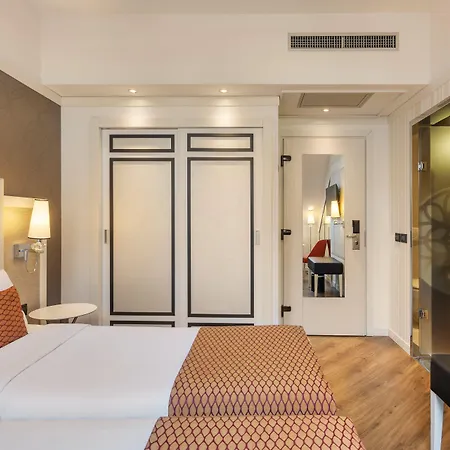 Ikonik Parlament Hotel 4*